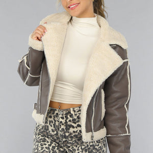 NEW0210 Taupe Lederlook Lammy Coat met Gesp Details