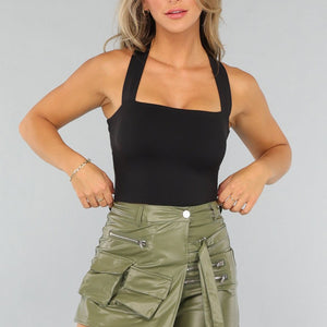 NEW0409 Zwarte Sporttop met Vierkante Hals en Strikdetail