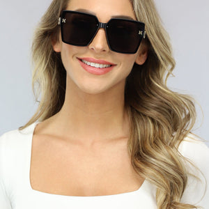 NEW1402 Grote Zwarte Zonnebril met Details