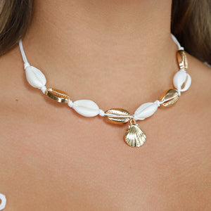 NEW190325 Ketting met Wit/Gouden Kauri Schelpjes en Goud Bedeltje