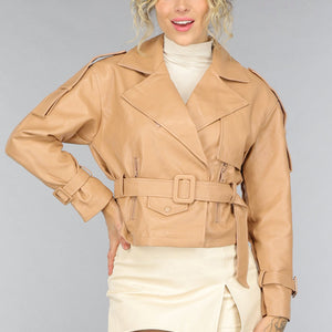 SALE30 Camel Lederlook Jas met Gesp Details