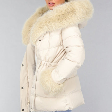 beige-gewatteerde-faux-fur-winterjas