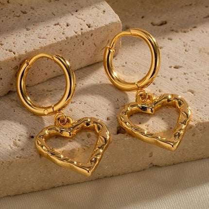 gouden-oorbellen-met-hartjes-hangers