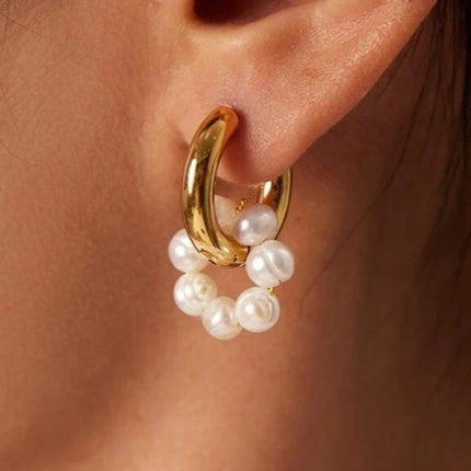 gouden-stainless-oorbellen-met-witte-parels (1)