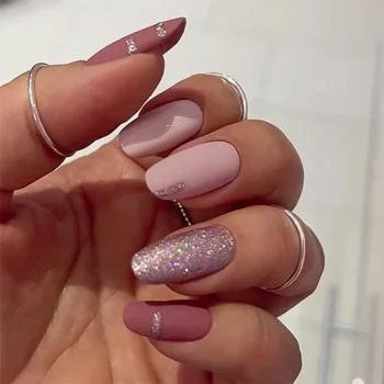 roze-plaknagels-met-glitter-details (1)