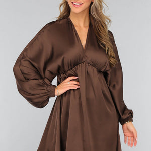 OP=OP.AV.12 Bruine Satijnen Jurk met V Hals