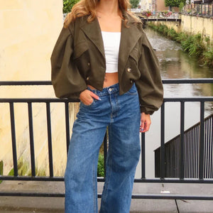 Casual Chic in Olivgrünem Wildleder