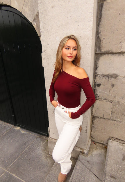 Chic in Bordeauxrot und Weiß