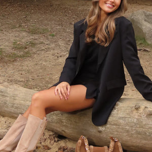 Kühner Blazer, weiche Stiefel