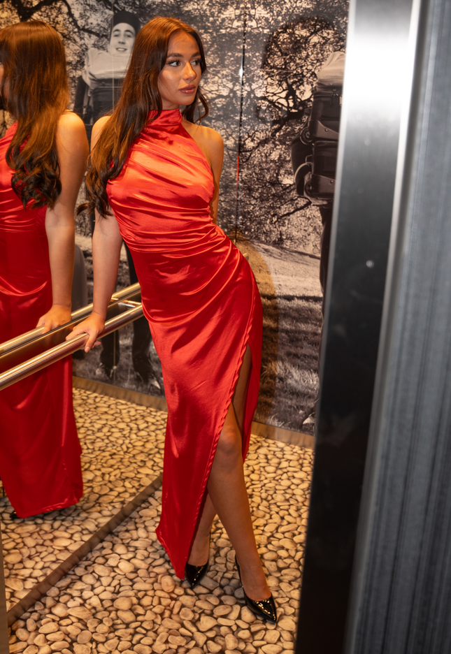 OP=OP.43.NL Lange Rode Satijnen Jurk met Split