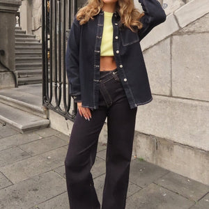 Moderne Jeans, kuschelige Strickwaren