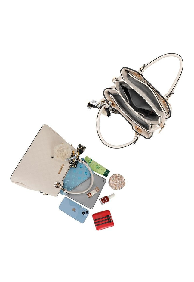 OP=OP.07.NL Creme Handtas met Reliëf en Pompon