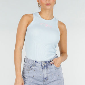 NEW290426 Lichtblauwe Rib Tanktop met Roze Tekst