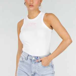 NEW290426 Witte Rib Tanktop met Roze Tekst