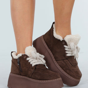 OP=OP.08.NL Donkerbruine Teddy Sneakers