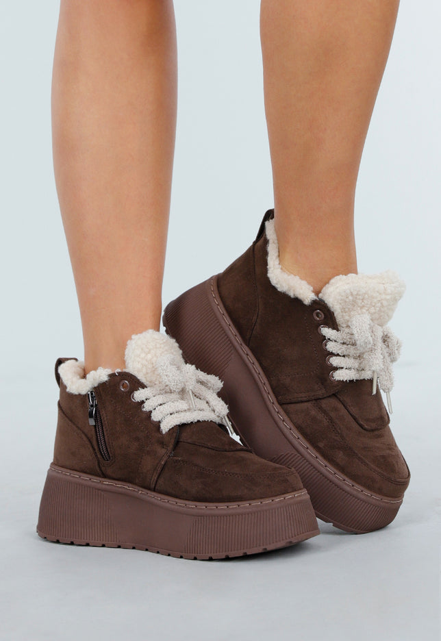 OP=OP.08.NL Donkerbruine Teddy Sneakers