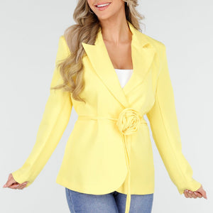 OP=OP.AV.10 Gele Blazer met Bloemceintuur