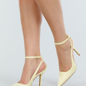 OP=OP.42.NL Butter Yellow Pumps met Enkelbandje