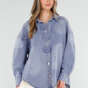 NEW040326 Denim Blauwe Blouse met Grote Knopen