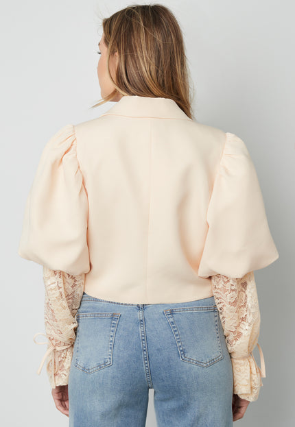 OP=OP.39.NL Beige Cropped Blazer met Kantdetails