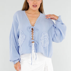 NEW040625 Lichtblauwe Blouse met Strikdetails