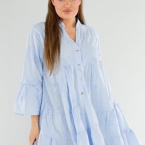 NEW040625 Lichtblauwe Jurk met Knopen en Borduurwerk