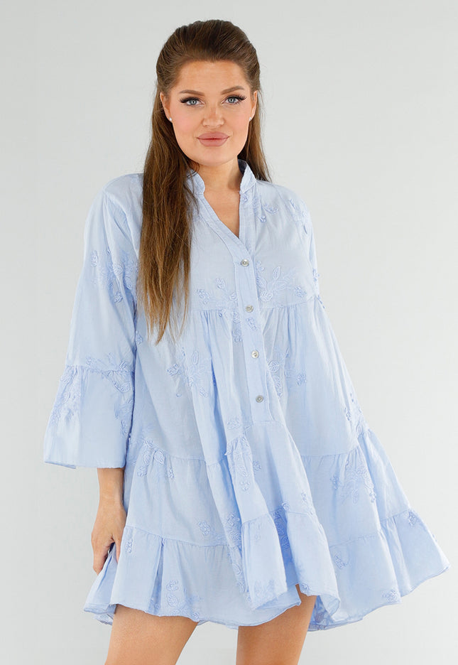 NEW040625 Lichtblauwe Jurk met Knopen en Borduurwerk