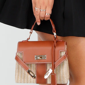 NEW050325 Kleine Raffia Handtas met Bruine Lederlook Afwerking