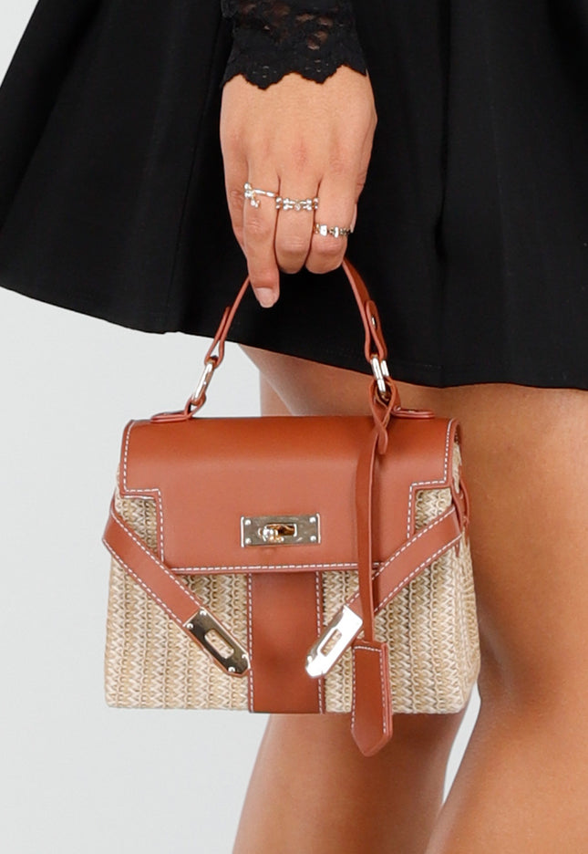 NEW050325 Kleine Raffia Handtas met Bruine Lederlook Afwerking
