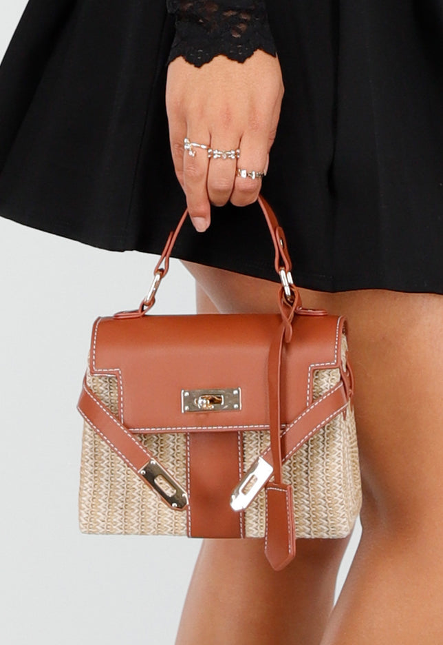 NEW050325 Kleine Raffia Handtas met Bruine Lederlook Afwerking