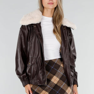 NEW071026 Bruine Lederlook Jas met Zachte Kraag