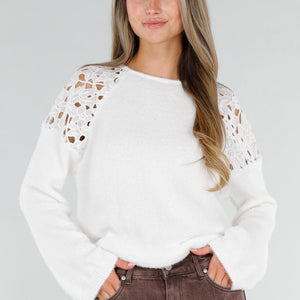 NEW071026 Witte Trui met Gehaakte Schouders
