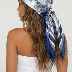 NEW080726 Blauwe Satijnen Bandana met Print