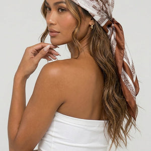 NEW080726 Bruine Satijnen Bandana met Print