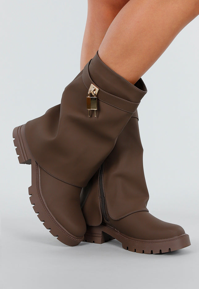 OP=OP.50.NL Bruine Korte Laarzen met Hangslot