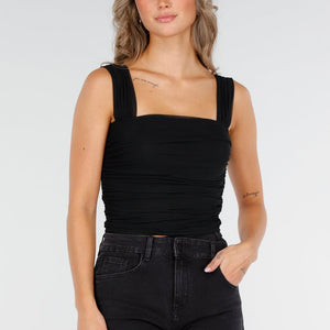 OP=OP.AV.09 Zwarte Mesh Top met Drapé Effect