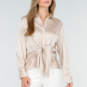 OP=OP.AV.12 Beige Satijnen Blouse met Strikdetail