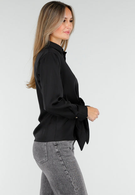 OP=OP.AV.09 Zwarte Satijnlook Blouse met Strikdetail