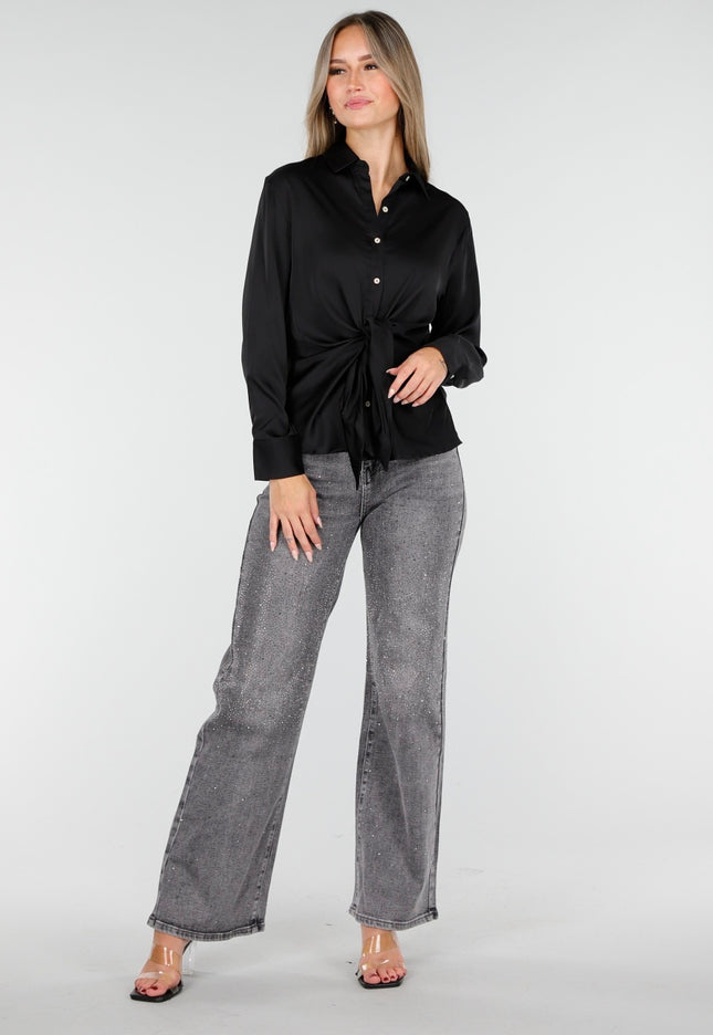 OP=OP.AV.09 Zwarte Satijnlook Blouse met Strikdetail