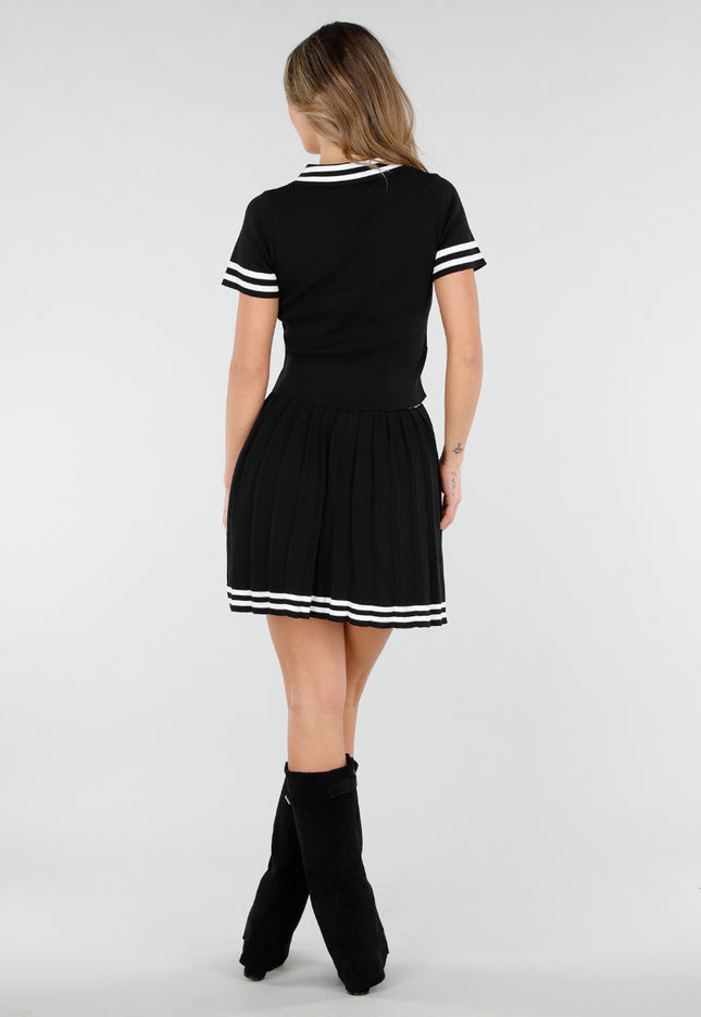 NEW110226 Zwarte Set met Polo Top en Plissé Rok