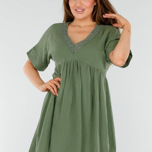 NEW110625 Khaki Jurk met Borduur V-Hals