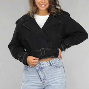 NEW120225 Cropped Zwarte Denim Jas met Gespdetails