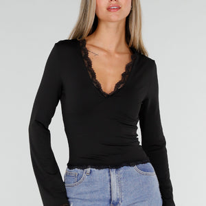 NEW120826 Zwarte Top met Kanten V-Hals