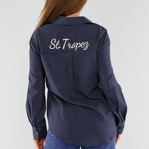 OP=OP.AV.09 Blauwe Blouse met Borduursel