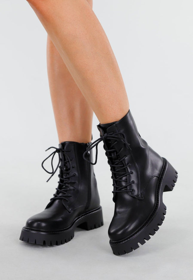 OP=OP.01.NL Zwarte Veterlaarzen met Grove Zolen