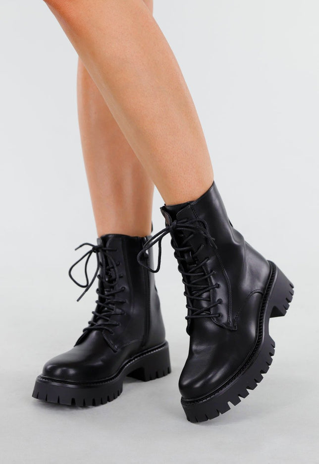 OP=OP.01.NL Zwarte Veterlaarzen met Grove Zolen