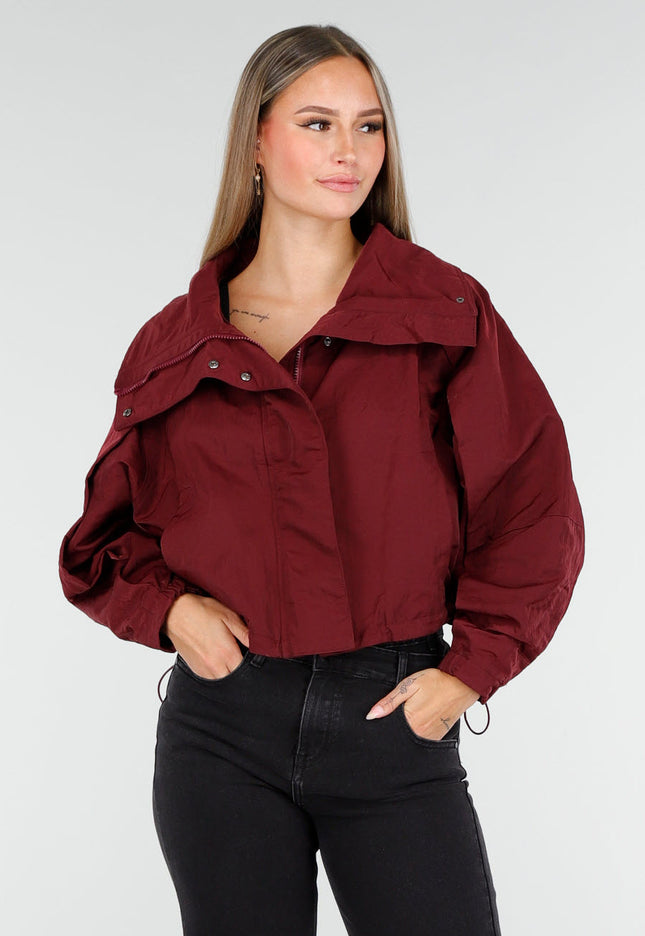 OP=OP.AV.10 Bordeauxrode Cropped Lightweight Jas