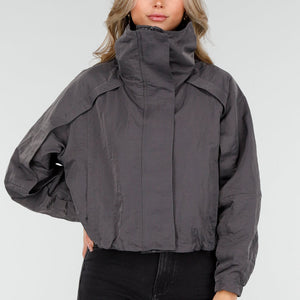 OP=OP.AV.10 Grijze Cropped Jas met Hoge Kraag