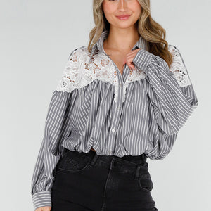 NEW180226 Zwart Gestreepte Blouse met Kant