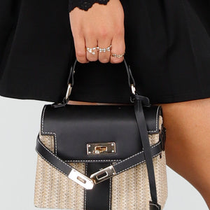 NEW190325 Kleine Raffia Handtas met Zwarte Lederlook Afwerking